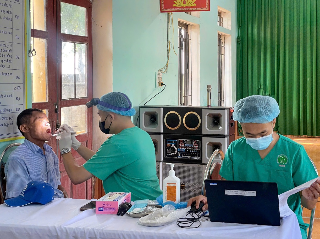 Khám , đánh giá tình trạng sức khỏe răng miệng và ghi nhận các chỉ số phục vụ nghiên cứu